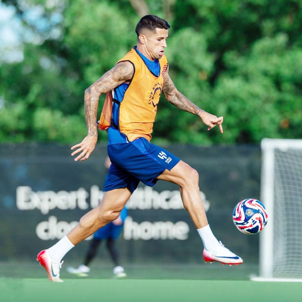 الزعيم يصطدم بـ«المتصدر» الزعيم يصطدم بـ«المتصدر»