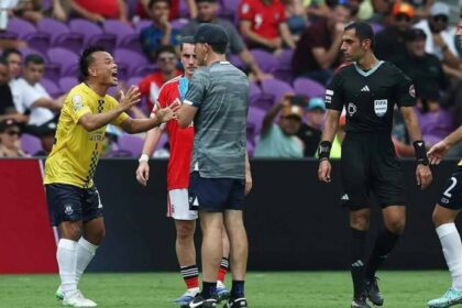 لاعب أوكلاند يرفض مغادرة الملعب ويصطدم بالجهاز الطبي!