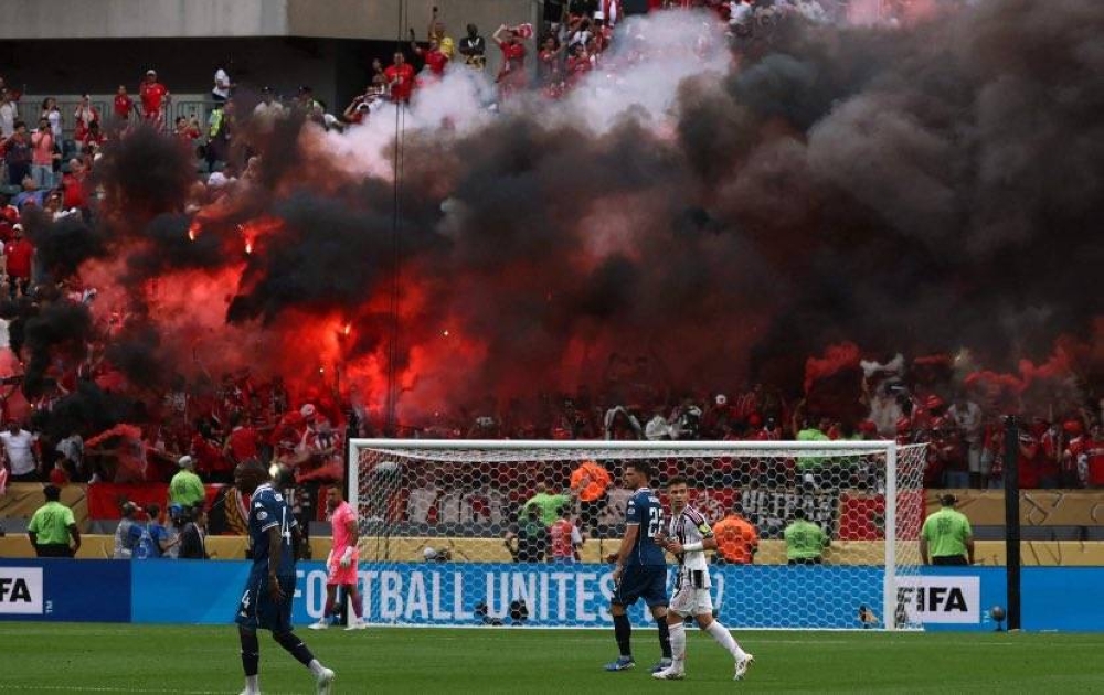 جمهور الوداد المغربي يصنع أجواء خيالية في المونديال جمهور الوداد المغربي يصنع أجواء خيالية في المونديال