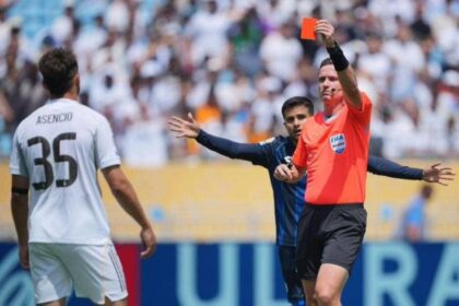 مفاجأة غير معتادة.. طرد مدافع ريال مدريد بعد 7 دقائق فقط من بداية اللقاء