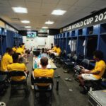 في حادثة غريبة.. بدلاء فريق دورتموند الألماني يتابعون مباراة داخل غرفة تبديل الملابس