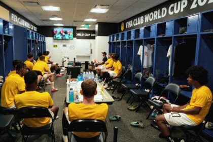 في حادثة غريبة.. بدلاء فريق دورتموند الألماني يتابعون مباراة داخل غرفة تبديل الملابس