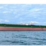 قبل الوصول إلى مضيق هرمز.. ناقلات نفط تغيّر مسارها أو تتوقف مؤقتاً