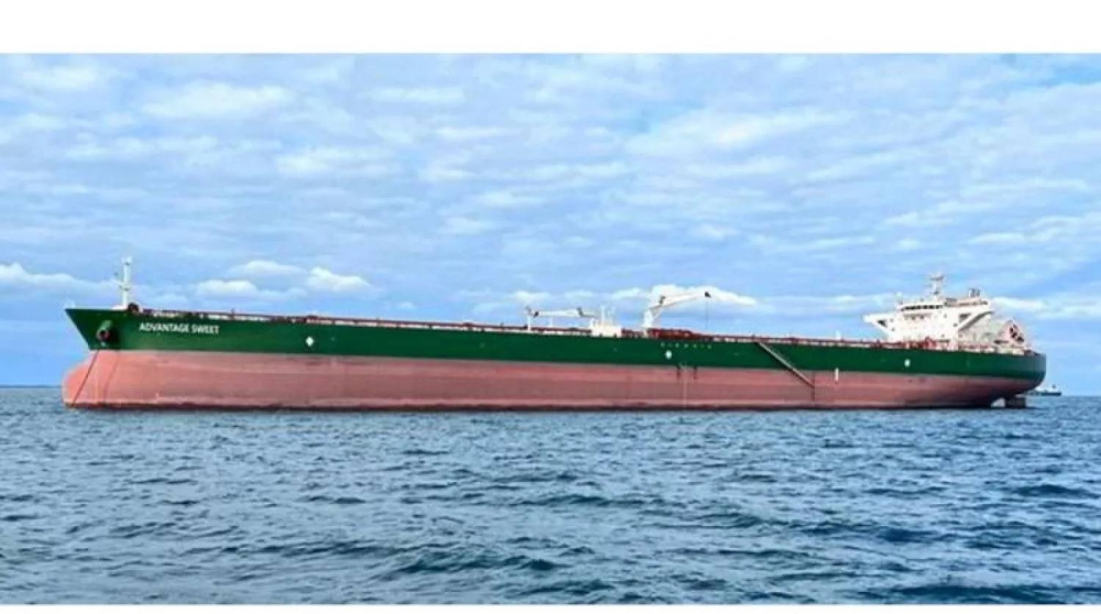 قبل الوصول إلى مضيق هرمز.. ناقلات نفط تغيّر مسارها أو تتوقف مؤقتاً