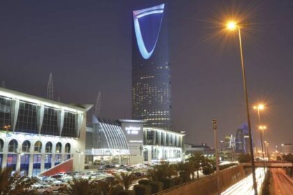 السعودية تضع إمكاناتها كافة لمساندة قطر
