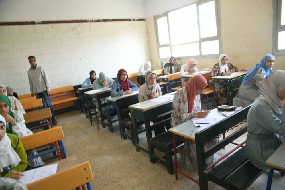 مصر: طالبة ثانوية تحاول الانتحار أمام لجنة الاختبار مصر: طالبة ثانوية تحاول الانتحار أمام لجنة الاختبار