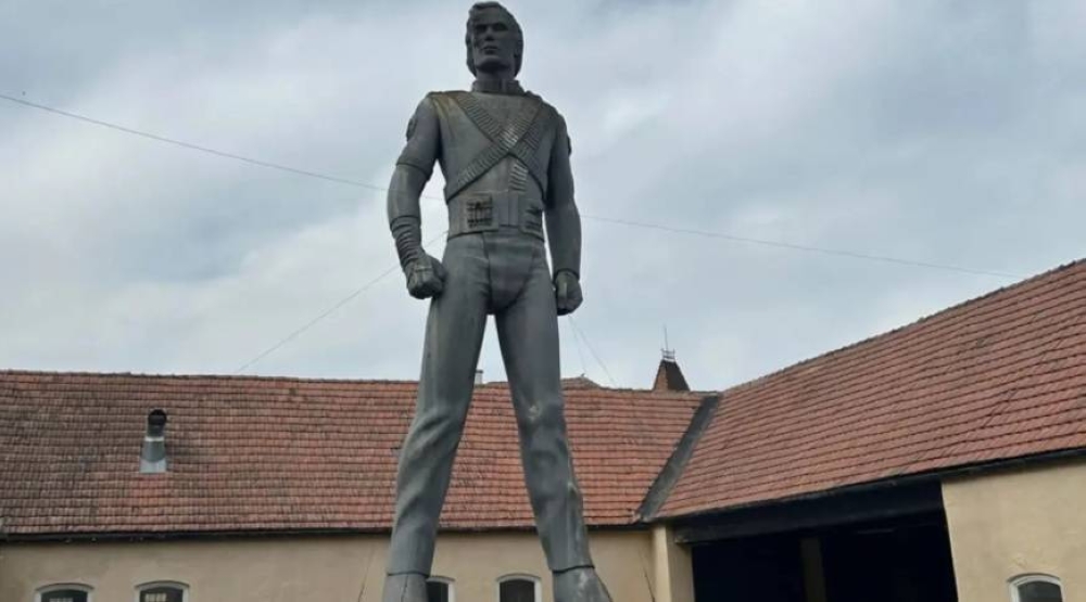 بعد 30 عاماً من ظهورها.. أين اختفت 10 تماثيل لمايكل جاكسون؟ بعد 30 عاماً من ظهورها.. أين اختفت 10 تماثيل لمايكل جاكسون؟