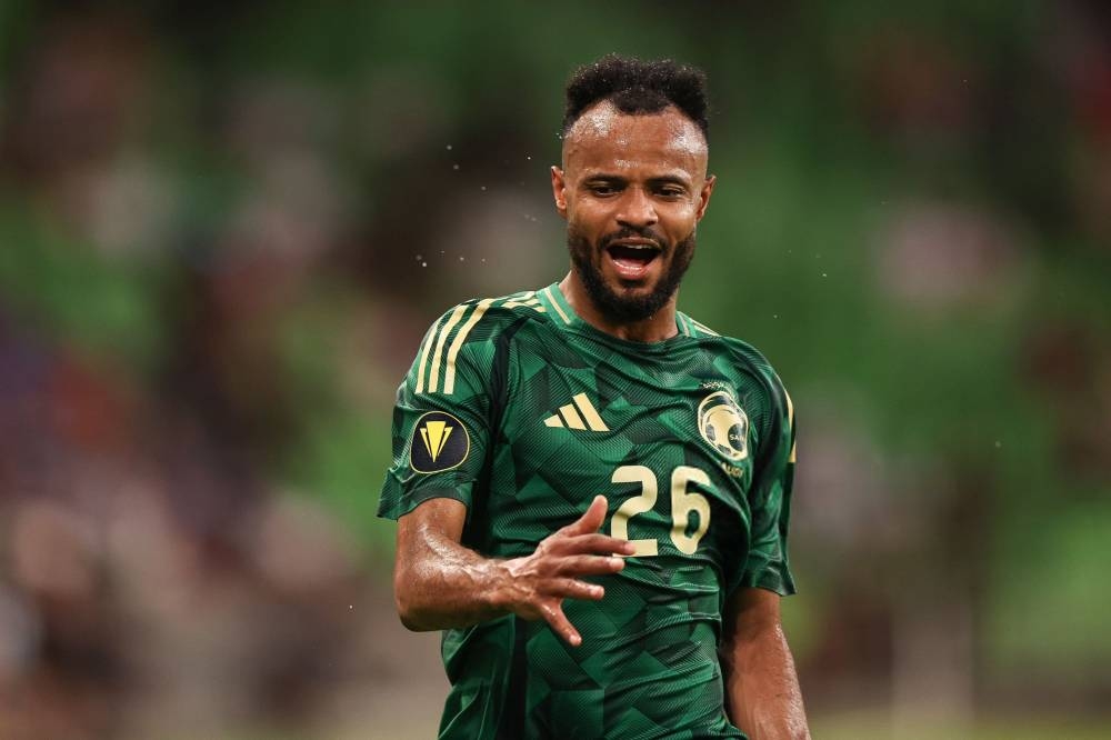 وسط إغراءات 3 أندية.. هل يجدد «علي مجرشي» عقده مع الأهلي ؟