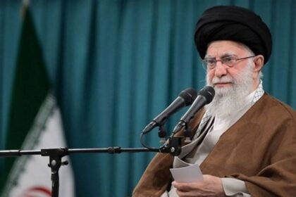 خامنئي: إيران قوية ولن تستسلم