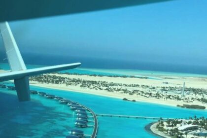 سحر شواطئ السعودية تجذب نجم ليفربول كوناتي