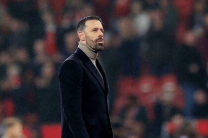 ليستر سيتي يعلن رحيل مدربه فان نيستلروي