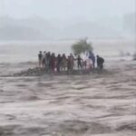 فيضان مفاجئ يجرف عائلة من 17 سائحاً في باكستان