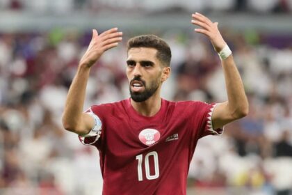 الهيدوس يُنهي اعتزاله لقيادة «العنابي» في معركة التأهل للمونديال