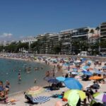 فرنسا: 700 يورو غرامة التدخين في الشواطئ والحدائق العامة