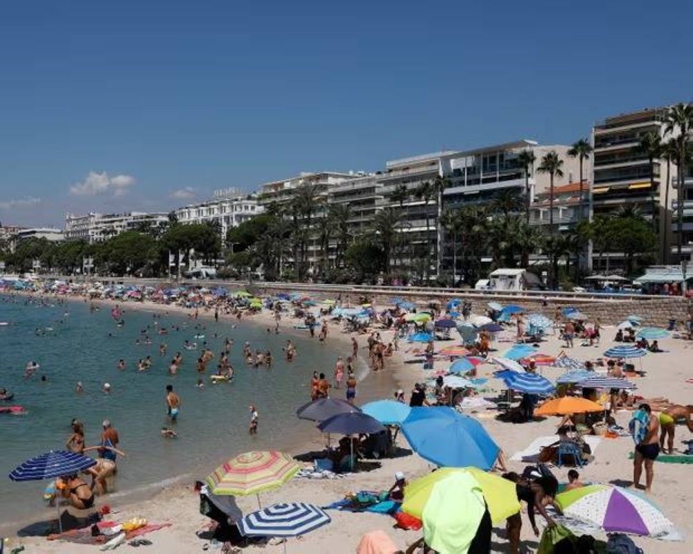 فرنسا: 700 يورو غرامة التدخين في الشواطئ والحدائق العامة