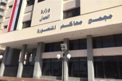 انتقاماً لشقيقته.. شاب يقتل والده ويحرق جثته