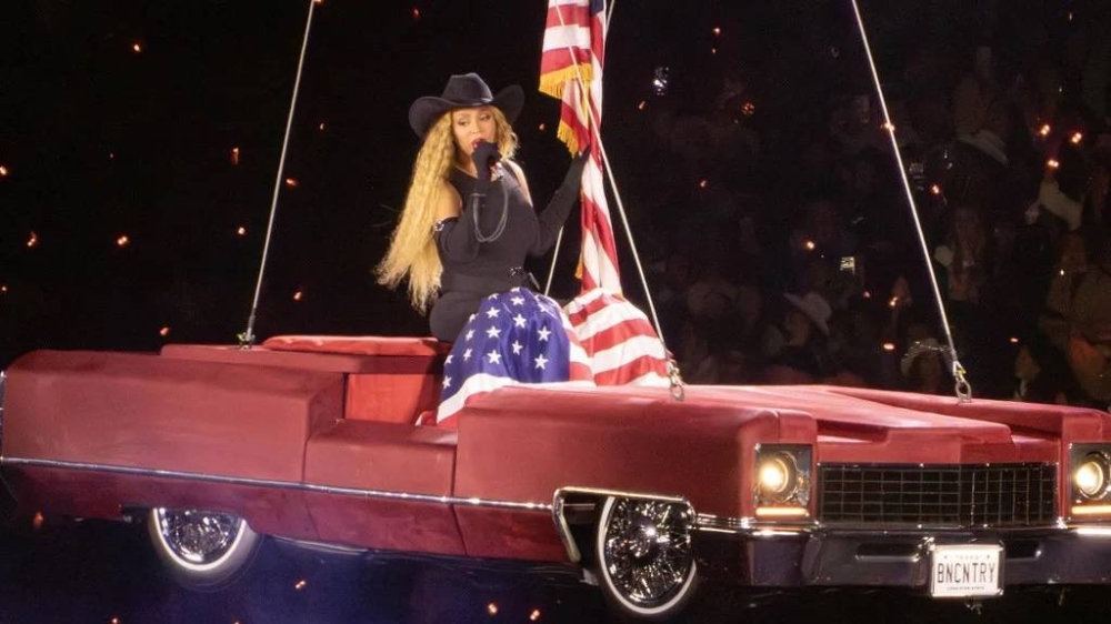 بيونسيه غنّت «16 Carriages» وعلقت داخل «سيارة» في الهواء! بيونسيه غنّت «16 Carriages» وعلقت داخل «سيارة» في الهواء!