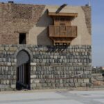 من جبال المدينة إلى عمرانها.. الأحجار تنسج هوية المكان وتحفظ تاريخه