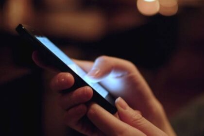 «الصحة العالمية» تحذر من الإفراط في استخدام الجوال ووسائل التواصل.. لماذا؟