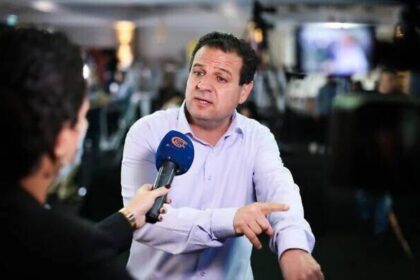 لماذا أسقطت إسرائيل عضوية النائب العربي في البرلمان أيمن عودة ؟