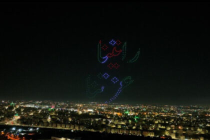 عروض للدرون احتفاء بفوز المنتخب على نظيره العُماني