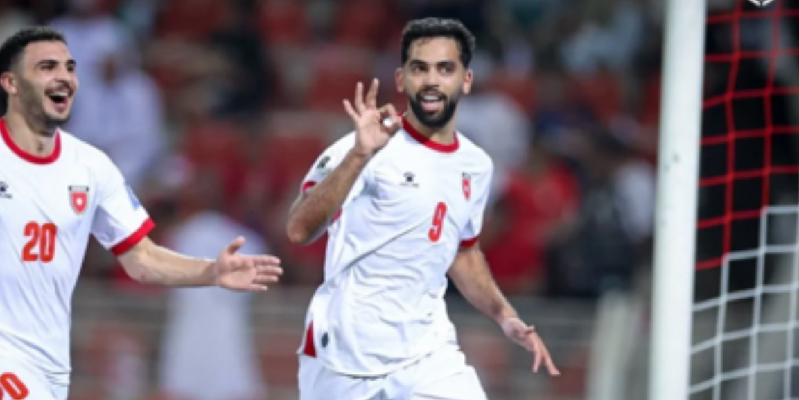 ولي العهد يرافق المنتخب الوطني لكرة القدم في رحلة عودتهم إلى أرض الوطن