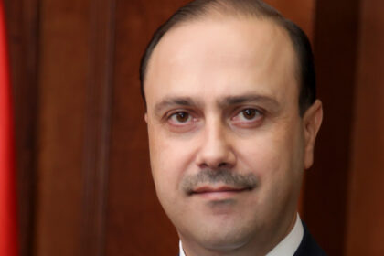 وزير الاتصال الحكومي يرحب بقدوم بعثة المنتخب العراقي الشقيق للمملكة