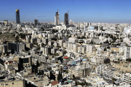 أجواء حارة نسبيًا في اغلب المناطق اليوم ومعتدلة غدًا