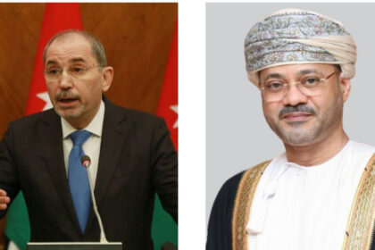 وزير الخارجية ونظيره العماني يؤكدان خطورة استمرار التصعيد بالمنطقة