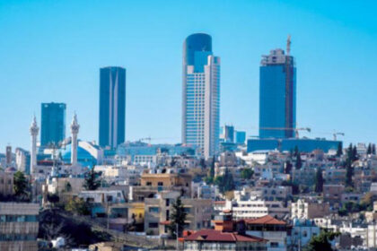 طقس حار نسبيًا حتى السبت