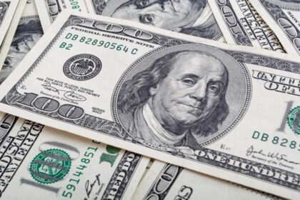 الدولار يرتفع مقابل معظم العملات الرئيسية
