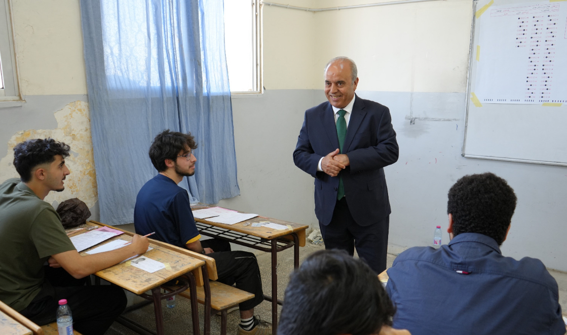 وزير التربية يتفقد سير امتحان الثانوية العامة في يومه الأول وزير التربية يتفقد سير امتحان الثانوية العامة في يومه الأول