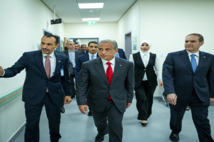 رئيس الوزراء يوعز بالبدء بالمرحلة الثانية من توسعة مستشفى الأميرة إيمان