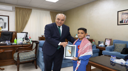 وزير التربية يكرم طالبا وقف خارج أسوار المدرسة احترامًا للسلام الملكي وزير التربية يكرم طالبا وقف خارج أسوار المدرسة احترامًا للسلام الملكي