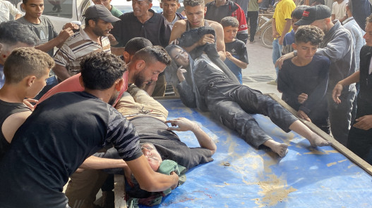 استشهاد 10 فلسطينيين على الأقل بقصف خيمة نازحين غربي خان يونس استشهاد 10 فلسطينيين على الأقل بقصف خيمة نازحين غربي خان يونس