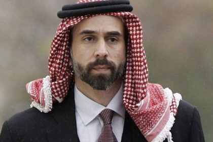 الأمير طلال بن محمد يؤدي اليمين الدستورية نائبا للملك