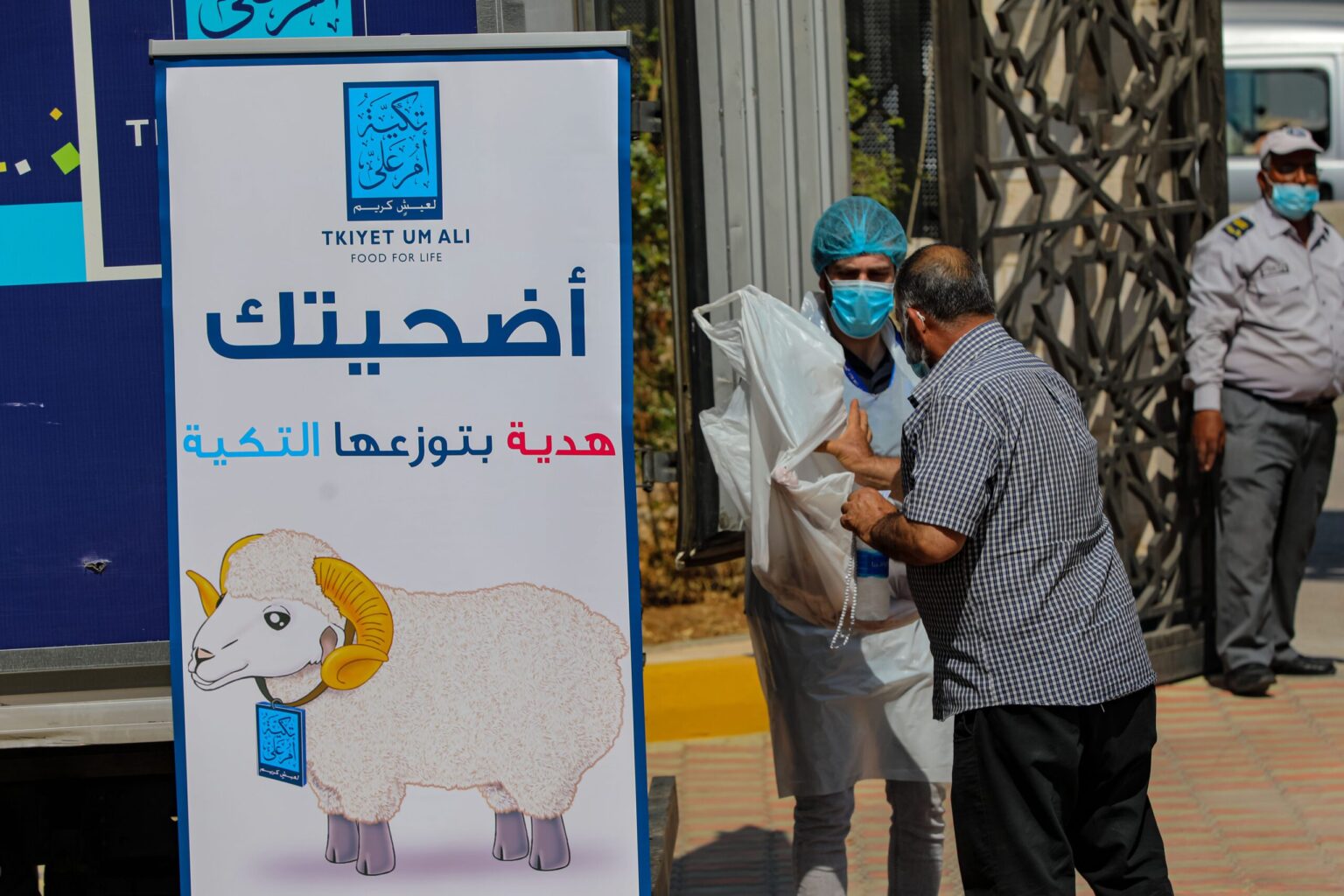 تكية أم علي تباشر بتوزيع لحوم الأضاحي المحلية الطازجة على 4,744 أسرة