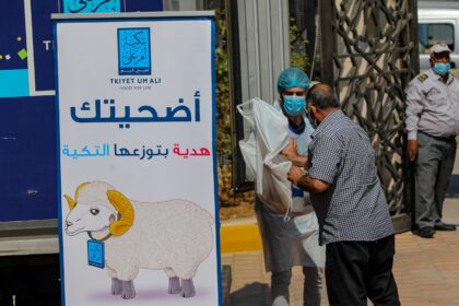 تكية أم علي تباشر بتوزيع لحوم الأضاحي المحلية الطازجة على 4,744 أسرة