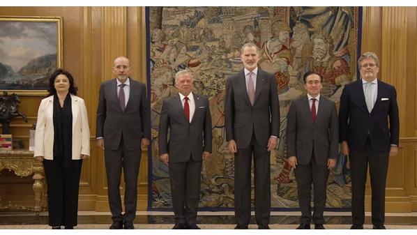 الديوان الملكي ينشر فيديو يوثق زيارة جلالة الملك إلى إسبانيا وبريطانيا لتعزيز التعاون الثنائي** الديوان الملكي ينشر فيديو يوثق زيارة جلالة الملك إلى إسبانيا وبريطانيا لتعزيز التعاون الثنائي**