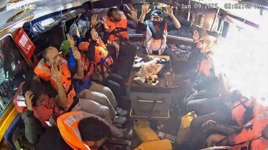 قوات الاحتلال تعترض السفينة “مادلين” المتجهة إلى غزة وتحول مسارها​ 