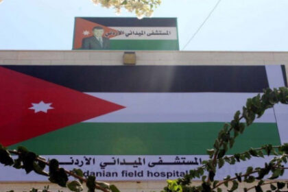 الجيش: إصابة ممرض بشظية في محيط المستشفى الميداني الأردني بجنوب غزة