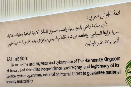 ولي العهد يعيد نشر صورة من زيارته للقيادة العامة لجدارية عن مهمة الجيش العربي