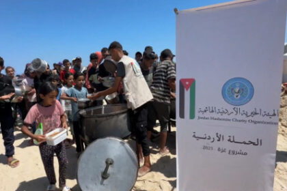 الحملة الأردنية والهيئة الخيرية تسندان آلاف النازحين بالماء والطعام في غزة