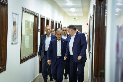 رئيس الوزراء يتفقد أربعة مواقع في لواء ناعور