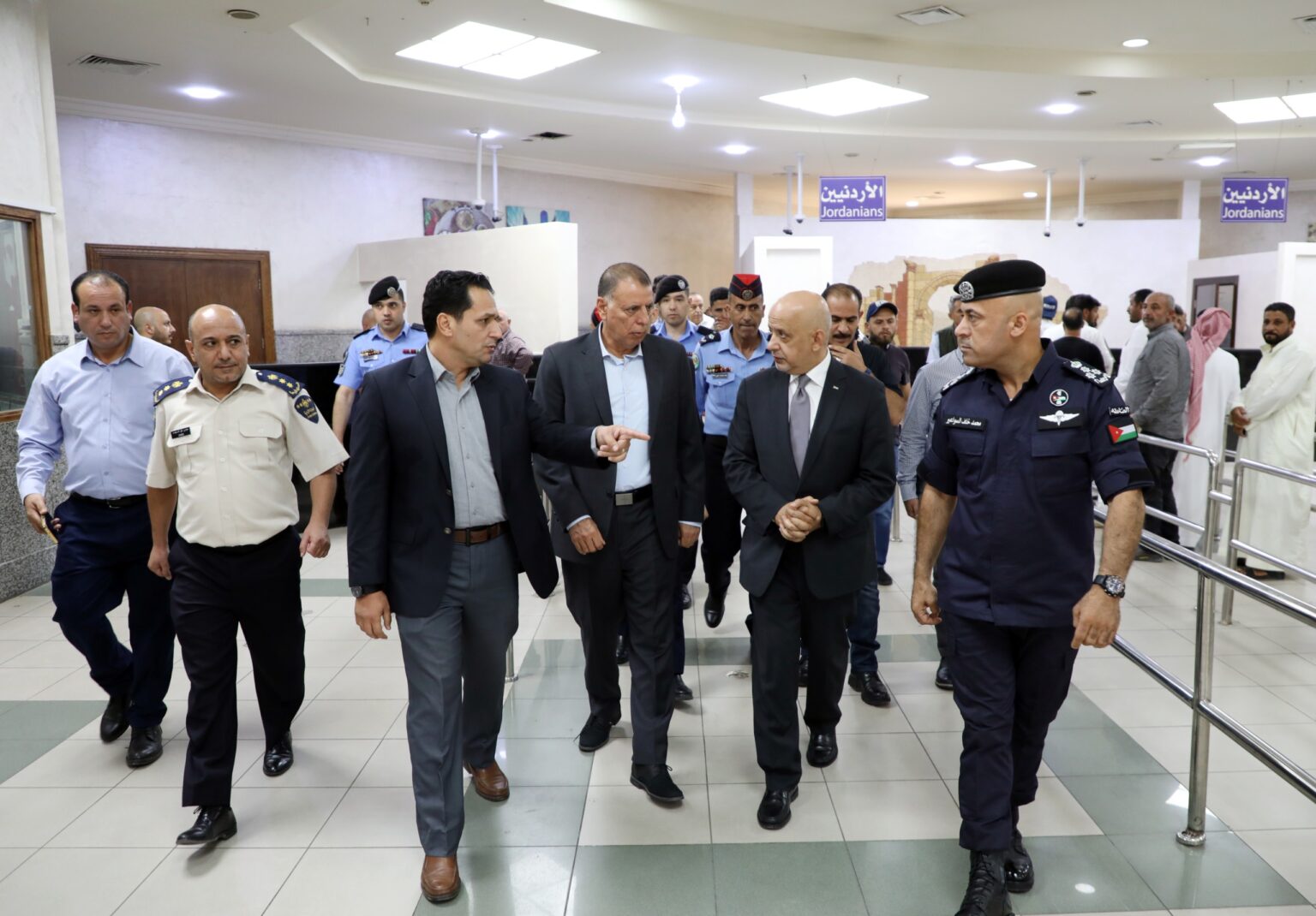 وزير الداخلية يتفقد مركز حدود جابر ويؤكد استمرار تطوير البنية التحتية وزير الداخلية يتفقد مركز حدود جابر ويؤكد استمرار تطوير البنية التحتية