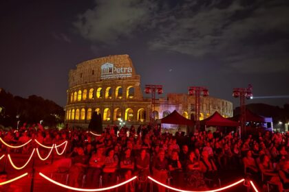 إضاءة الكولوسيوم في روما بألوان البترا الوردية