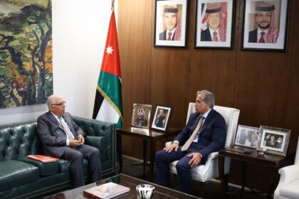 رئيس الوزراء يلتقي رئيسيّ مجلسيّ إدارتيّ التلفزيون ووكالة الأنباء الأردنيَّة
