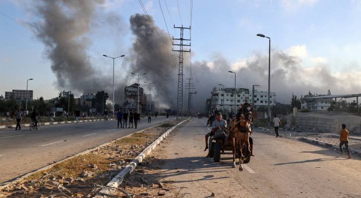 الاحتلال يواصل شن غارات عنيفة على غزة ويوقف المساعدات الاحتلال يواصل شن غارات عنيفة على غزة ويوقف المساعدات