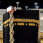 تغيير كسوة الكعبة المشرفة في إرث متواصل يمتد لـ 100 عام