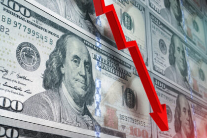 الدولار يقترب من أدنى مستوياته في ثلاث سنوات ونصف